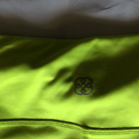 Women’s size large Daisy Fuentes fit neon yellow spandex shorts w/ side pockets - Picture 7 of 8